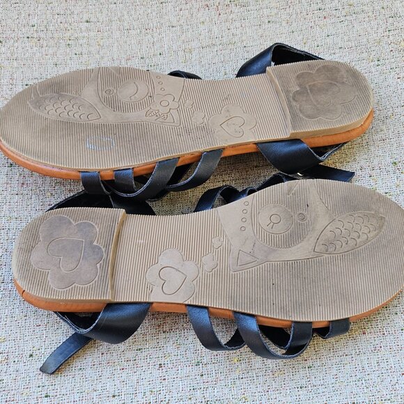 Jellypop Women Serayah Flat Sandal Faux Leather Black Sandals Size 6 - Picture 8 of 10